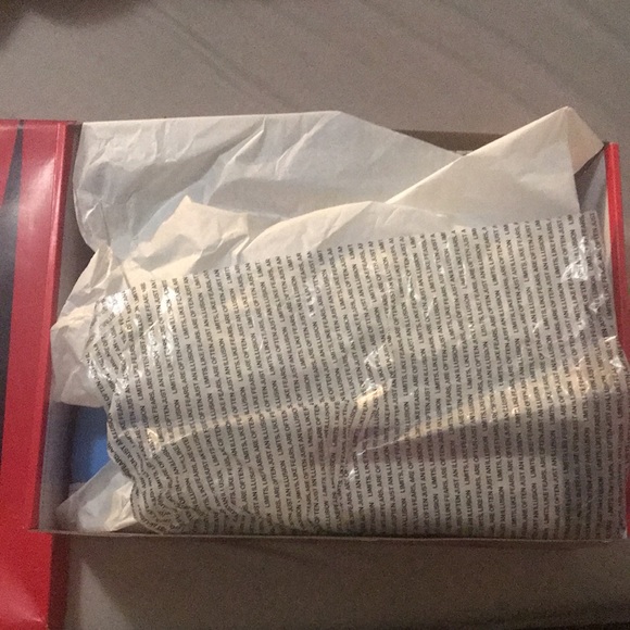 Jordan 1’s FEARLESS size 11 new with box - Picture 3 of 12